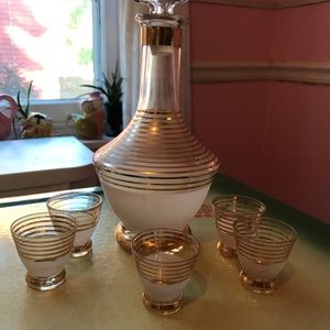 Vintage Frosted Glass Liquor Decanter w/Gold Stripes & 5 Shot Glasses.